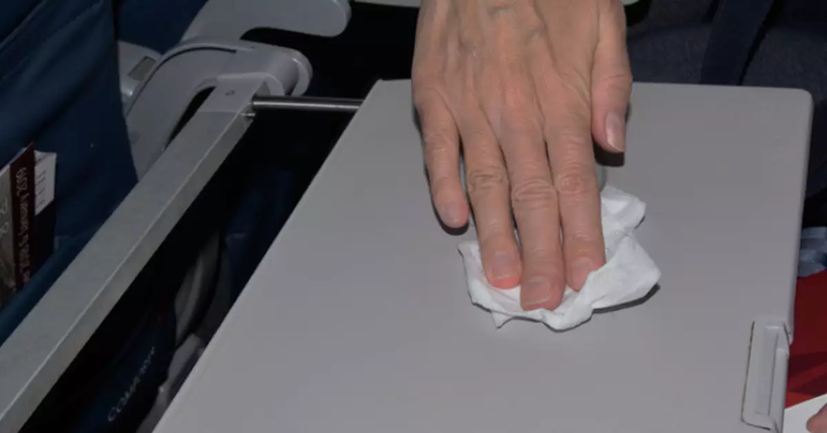 美醫生警告：搭機兩大動作不能少 否則大幅提升染病及皮膚受損風險