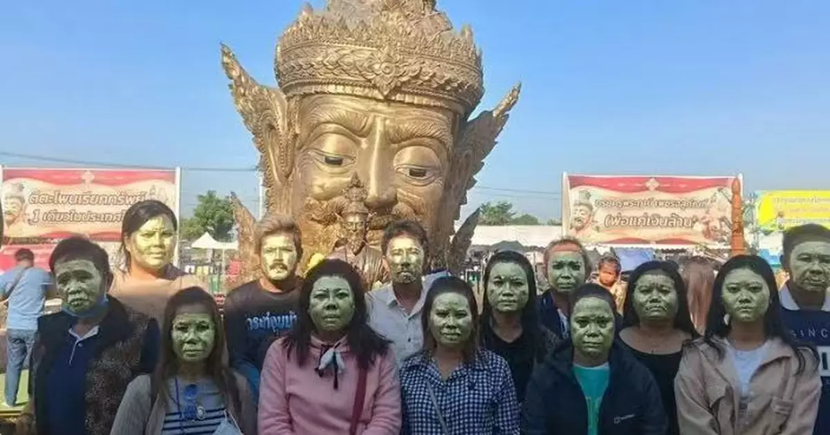 信徒面部貼金箔求財 泰求財寺廟稱已助5人中頭獎 網笑：變十八銅人也願意！