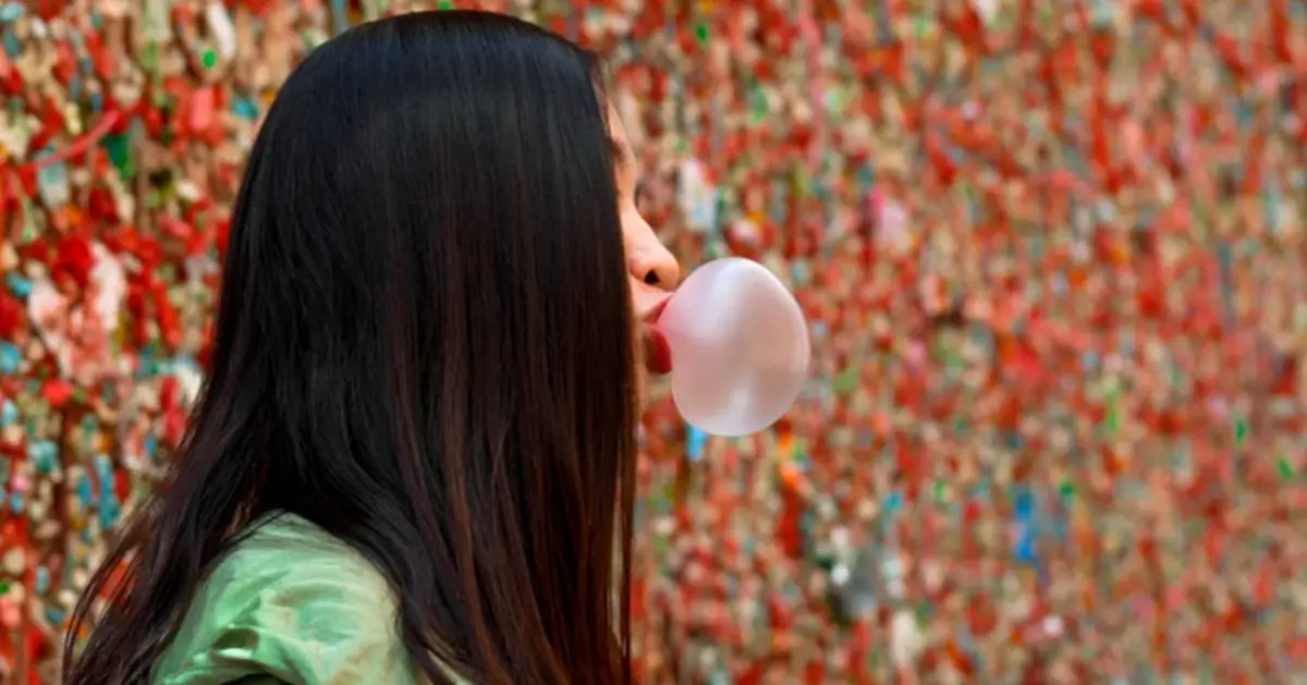 嚼香口膠恐吞百粒微塑膠 營養師詳列6大健康危害 教3招減少日常攝入