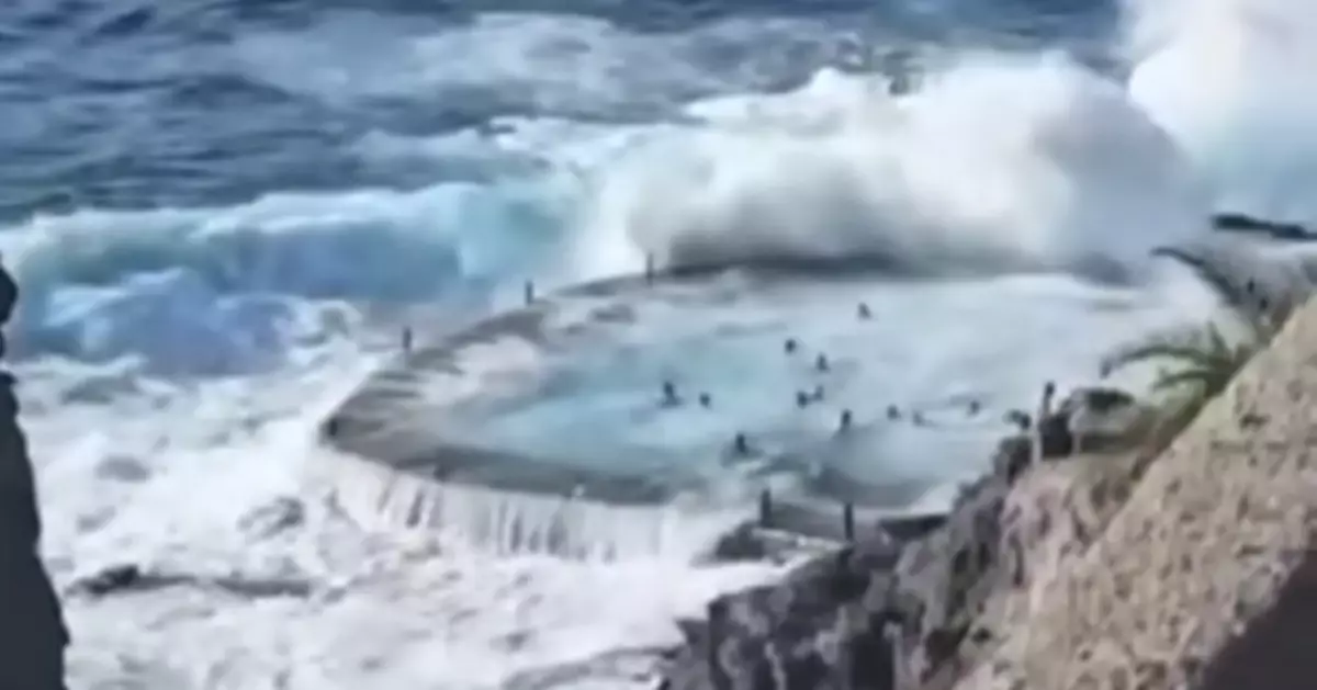 遊客無視警示闖西班牙崖下海域拍照戲水 遭巨浪捲走3死3傷