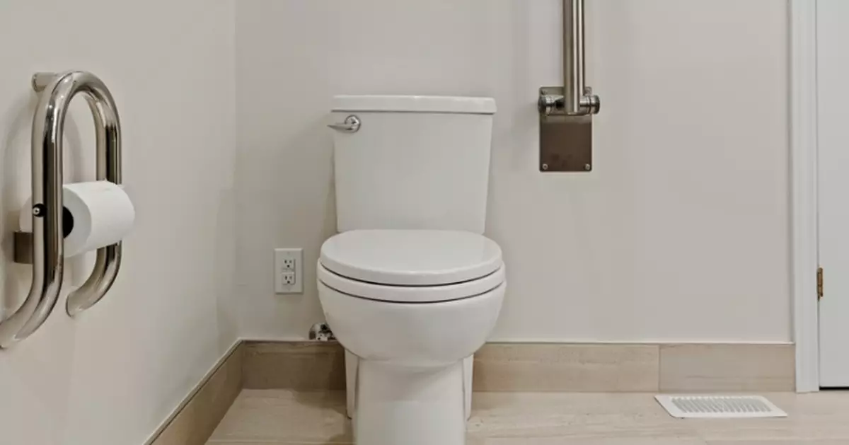 牛扒館無障礙廁所突斷裂坍塌 美漢跌倒受重傷怒提告索償39萬