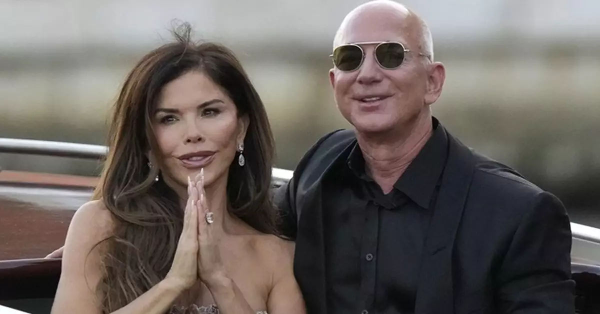 貝索斯留銀色鬍渣造型驚豔亮相！攜妻桑切斯現身阿斯本　牛仔帽情侶裝放閃