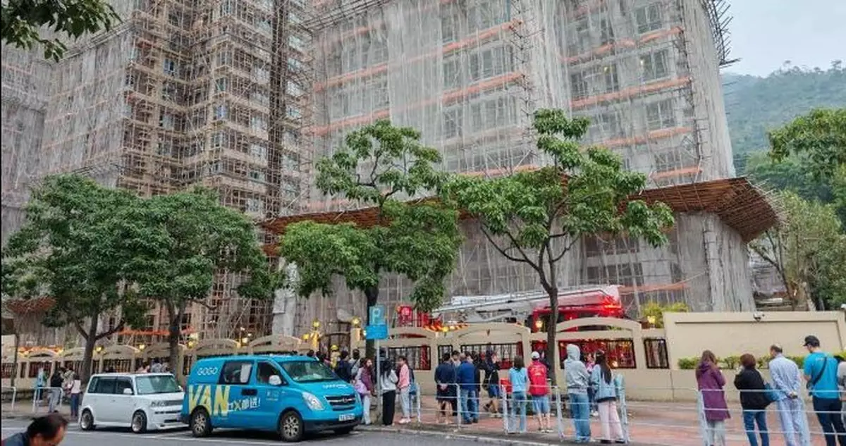 屯門怡樂花園未拆棚網大廈有單位冒煙 約100人疏散無人受傷