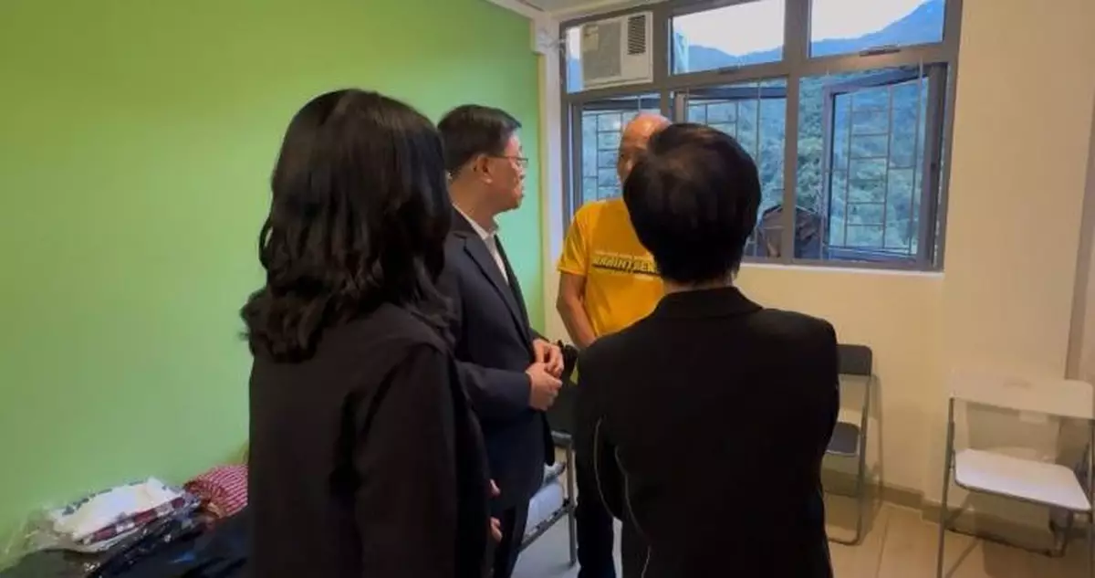 同心救災｜李家超到過渡屋探望災民及視察物資中心 對社福及鄰舍無私付出深受感動