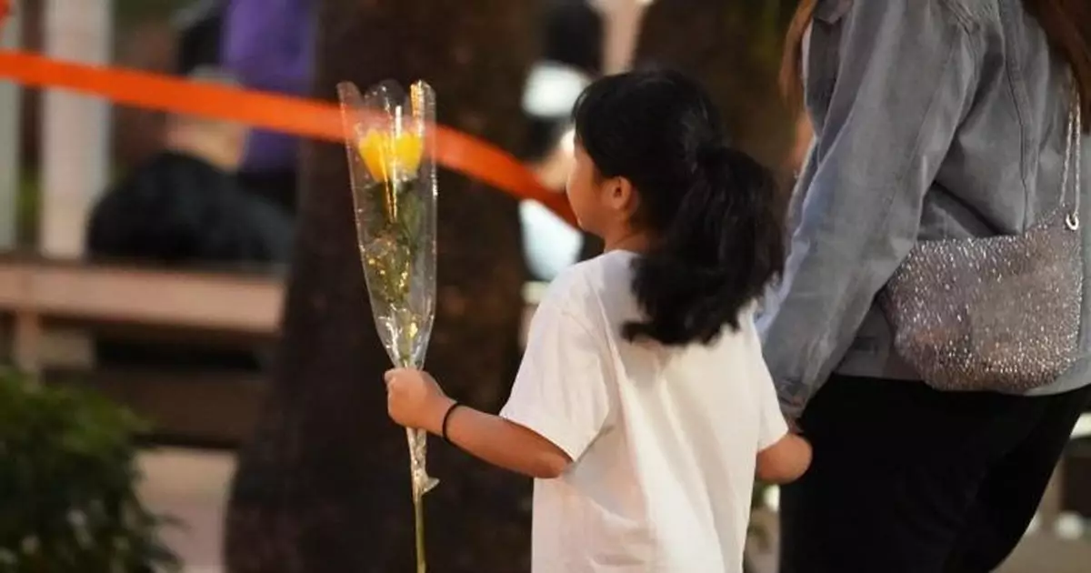 大埔五級火｜獻花市民絡繹不絕   免費齋飯供應為死者祈福