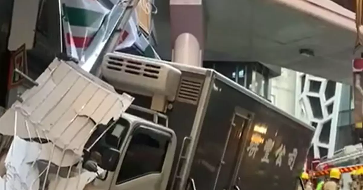 中環貨車疑失控撞入擺花街便利店　一名男顧客受傷
