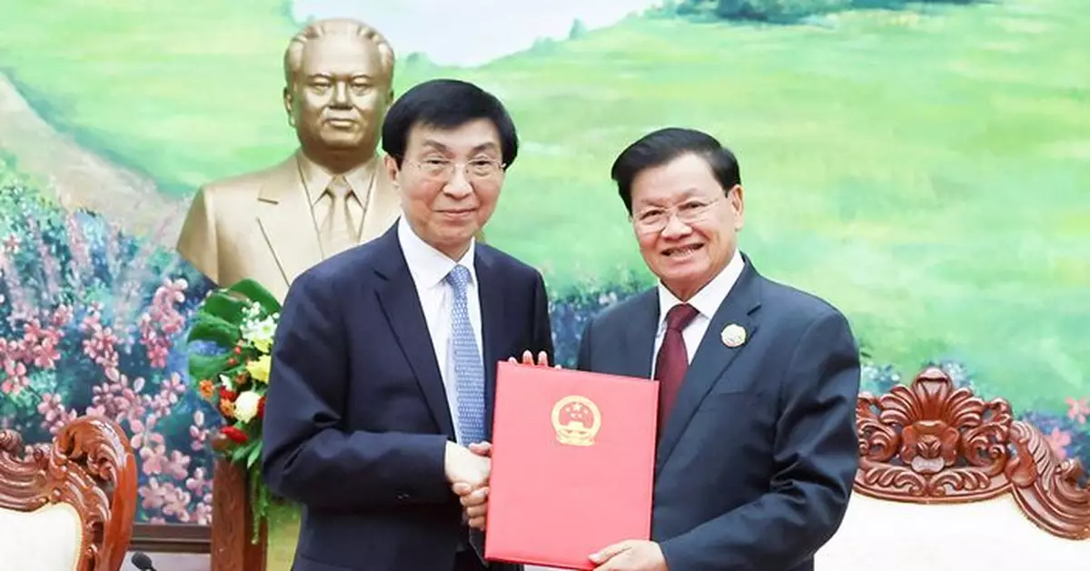 王滬寧率團正式友好訪問老撾　與老撾國家主席通倫會談