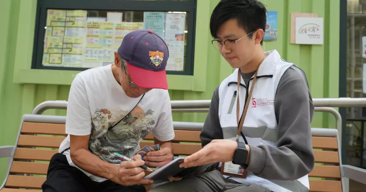 同心救災｜社署副署長梁綺莉與社工到樂善村 慰問災民送港鐵所贈二千元八達通