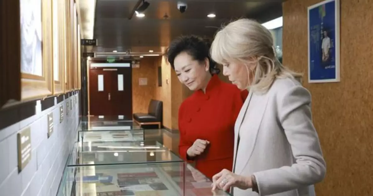 彭麗媛與布麗吉特參觀北京人民藝術劇院