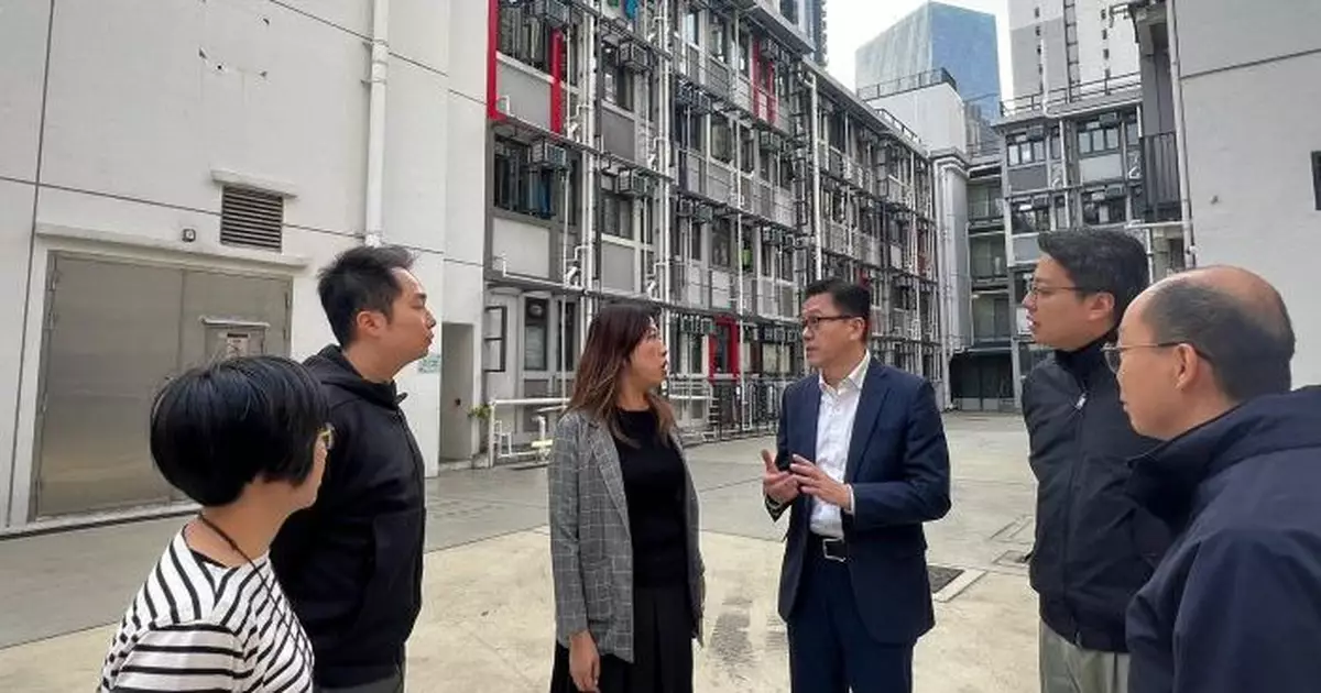 同心救災｜孫東到訪過渡性房屋 了解救災物資捐獻平台運作