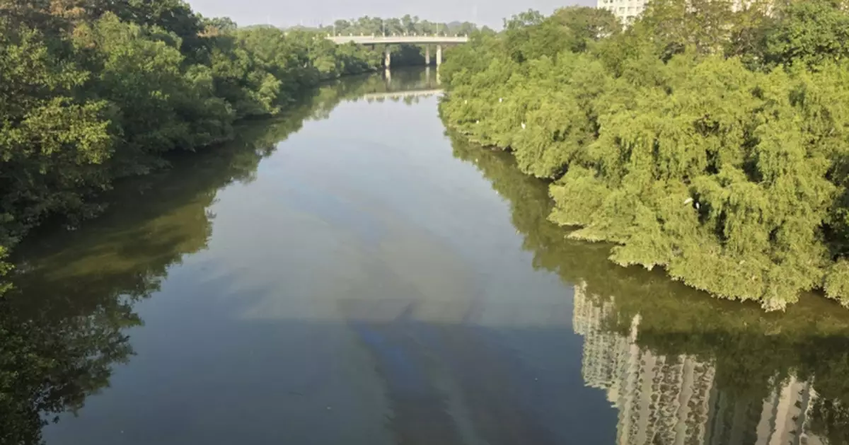 天水圍明渠現油污 環保署指疑涉元朗非法加油站已跟進