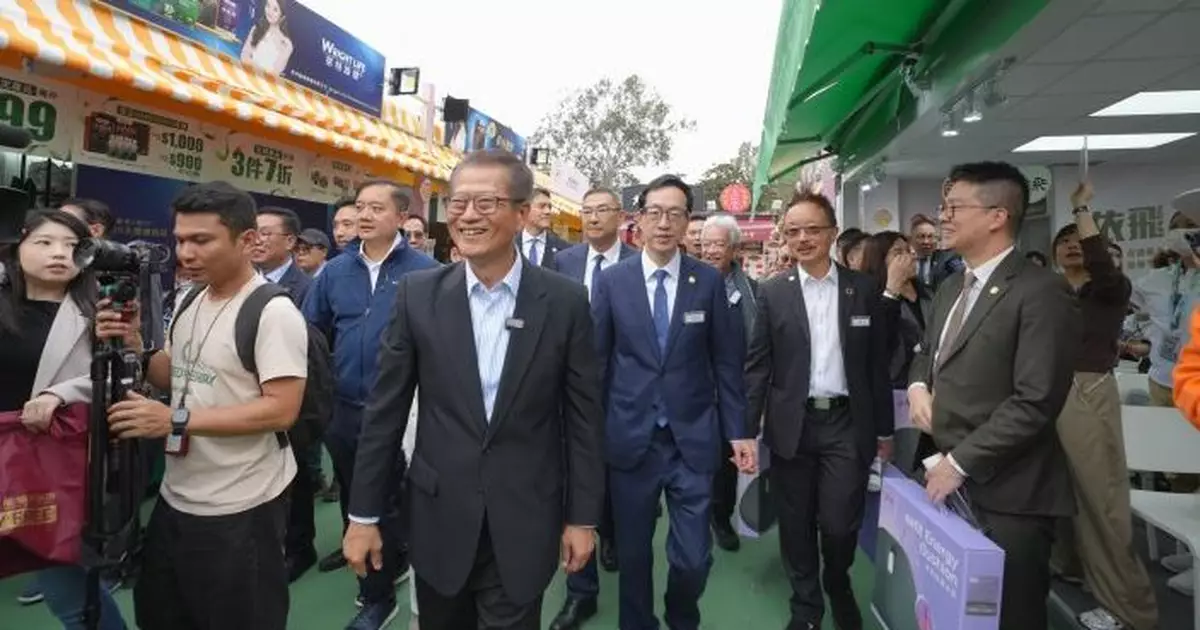 陳茂波到訪工展會掃貨消費逾4000元　沿途與市民握手