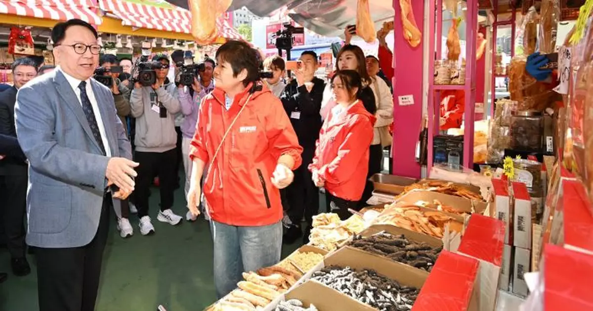 陳國基參觀工展會試食兼買廚具 廠商會稱市民努力尋回生活節奏