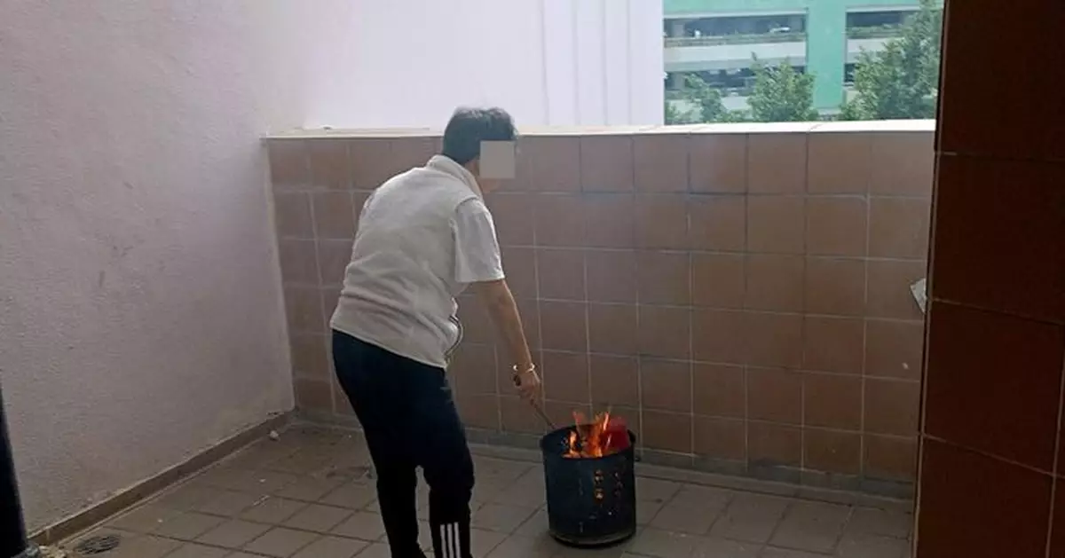 大媽公屋走廊燒街衣至濃煙彌漫 網民勸阻無效：影相作證扣你7分！