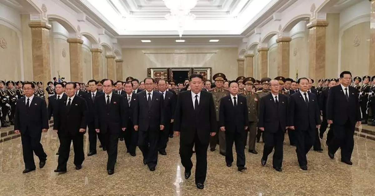 金正恩參謁錦繡山太陽宮 紀念父親金正日去世14周年