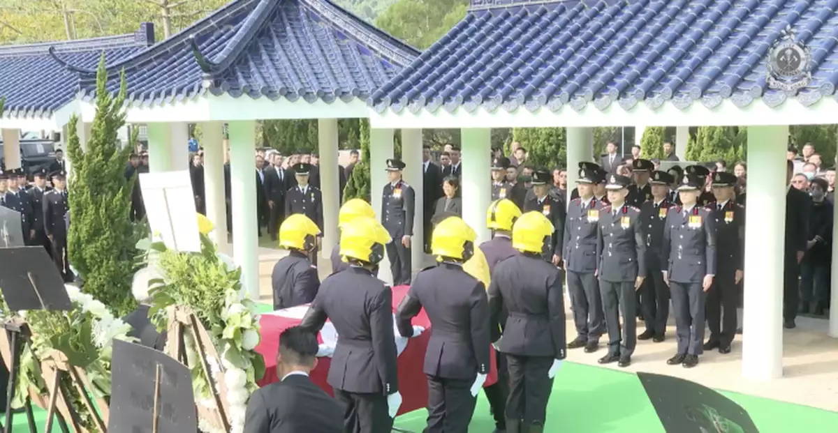 大埔五級火｜救火英雄長埋浩園 千人含淚送別何偉豪 愛犬送別最後一程