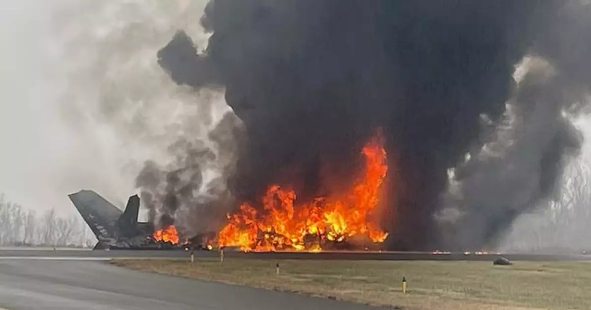 美國北卡羅來納州一架小型飛機在機場跑道墜毀 釀7死