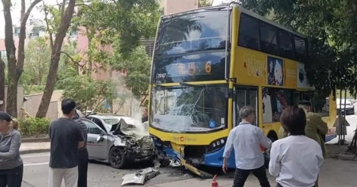 赤柱村道巴士及私家車相撞　司機乘客共7傷送院