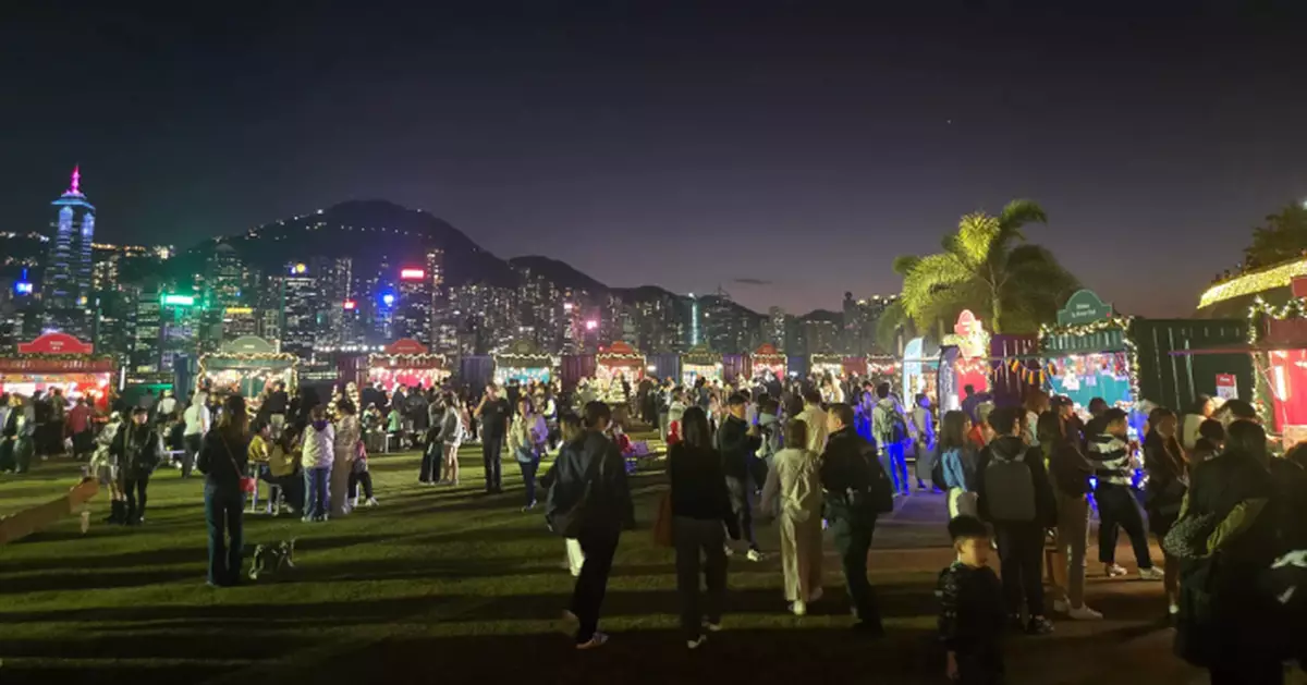 平安夜市民到西九文化區 帶同寵物感受節日氣氛