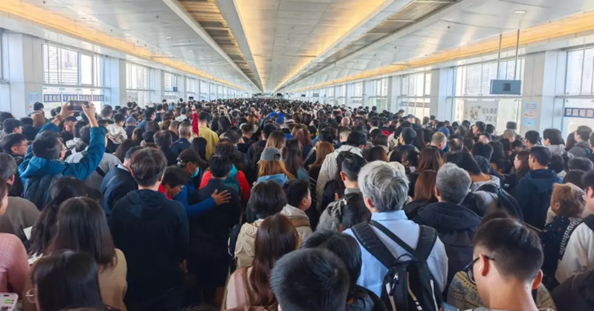 入境處﹕截至晚上9時近99萬人次過關 香港居民離港人次約42萬