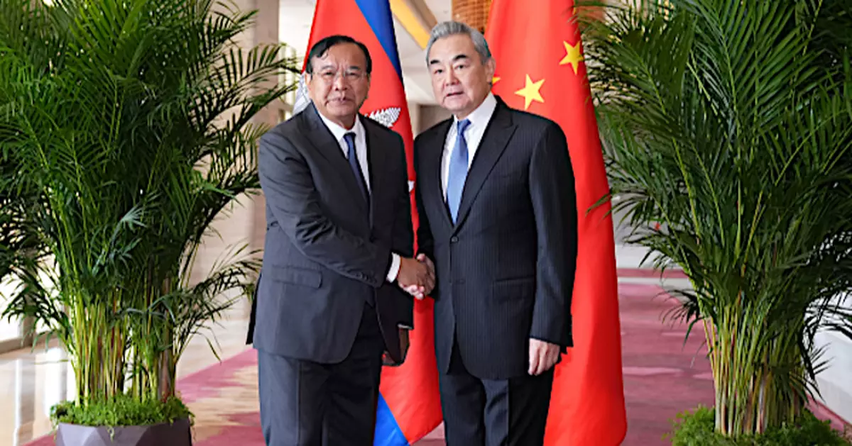 王毅晤柬埔寨副首相布拉索昆 祝賀柬泰停火