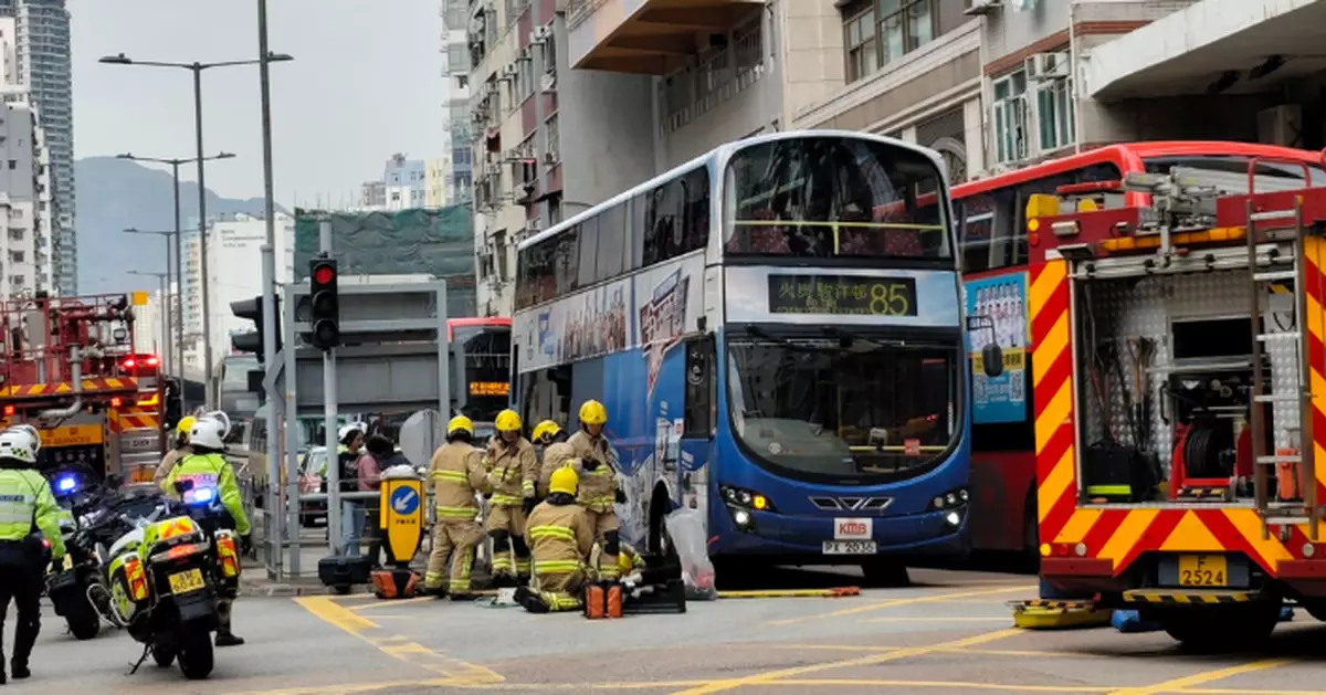 女子馬頭圍道疑遭巴士撞倒捲車底 送院搶救後不治