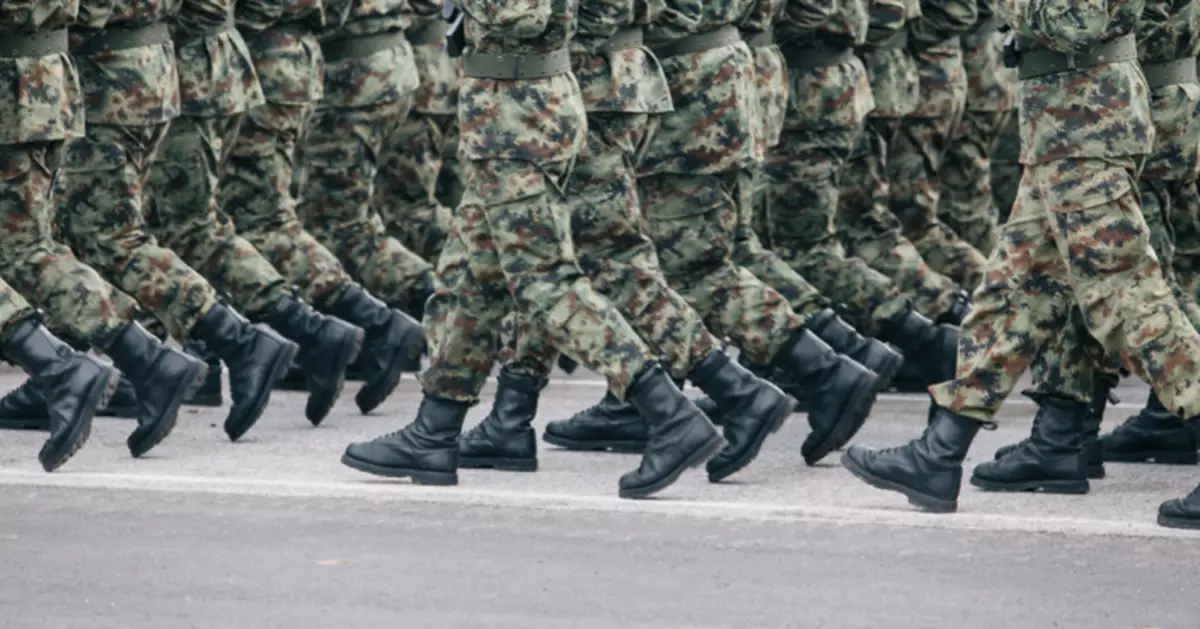 唔夠人當兵？英國推「有薪軍訓年」 畀錢後生仔體驗軍旅生活