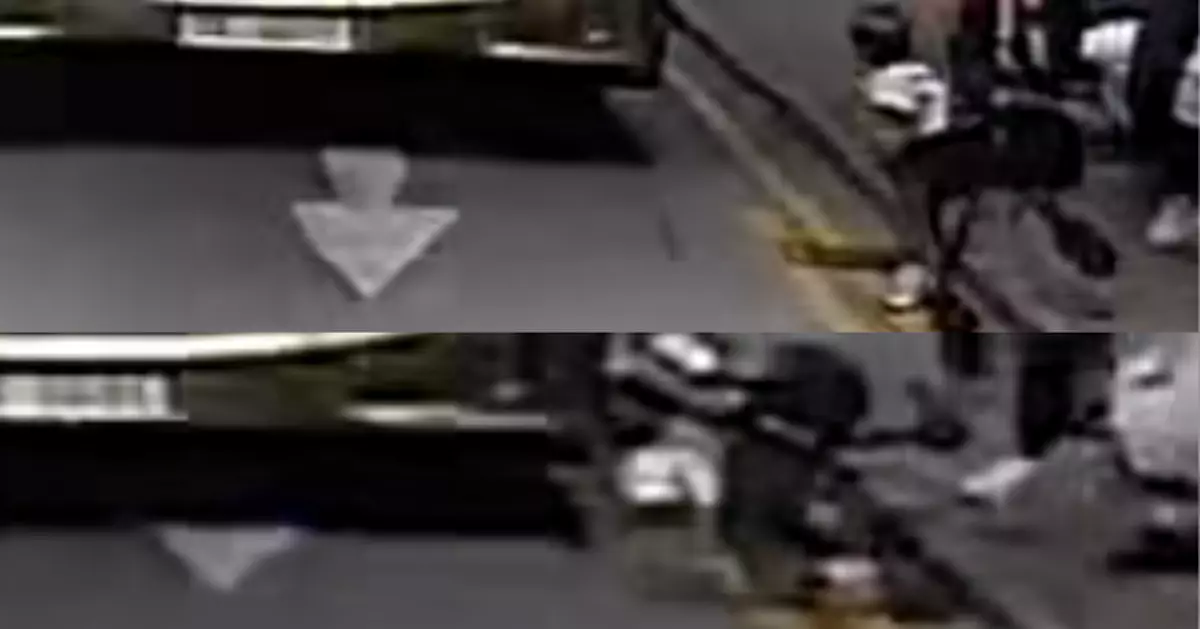 BB車突溜出馬路 車CAM直擊九巴車長反應快即扭軚閃避 嬰兒僅輕傷