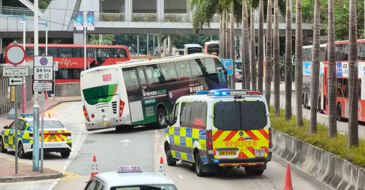 荃灣大河道三車相撞　50歲婦扭傷頸部清醒送院