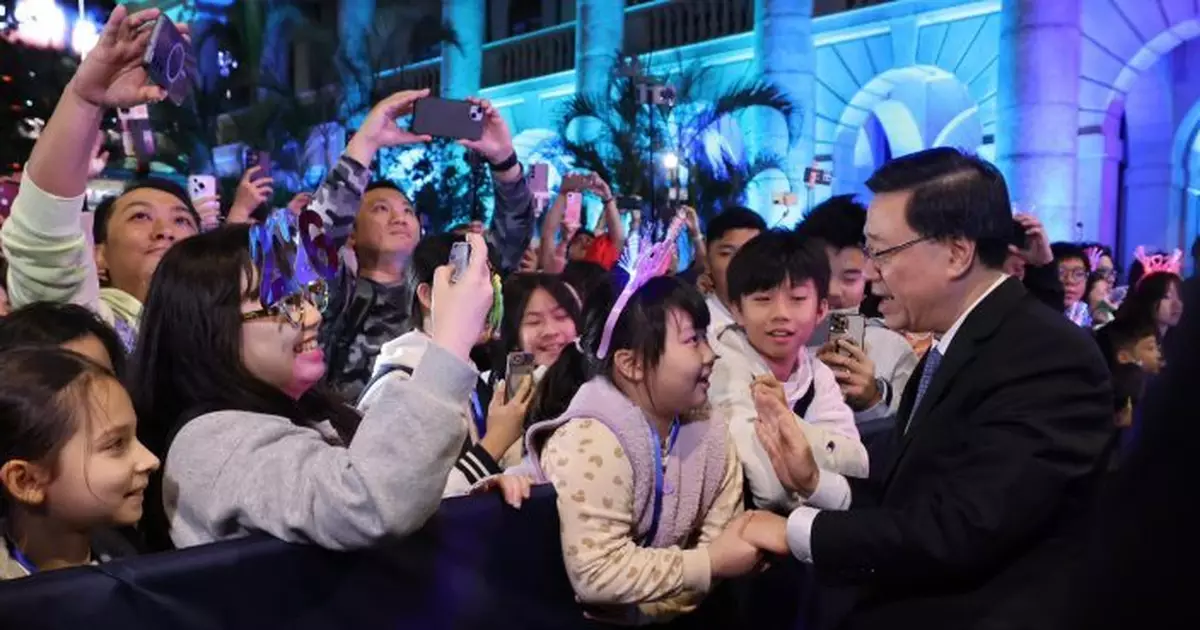 李家超到中環出席跨年倒數活動　與現場市民及旅客交談