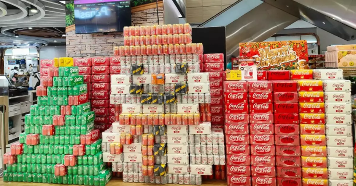 超絕手藝迎聖誕！AEON荃灣店員工發揮創意以罐裝飲品砌出「微笑雪人」