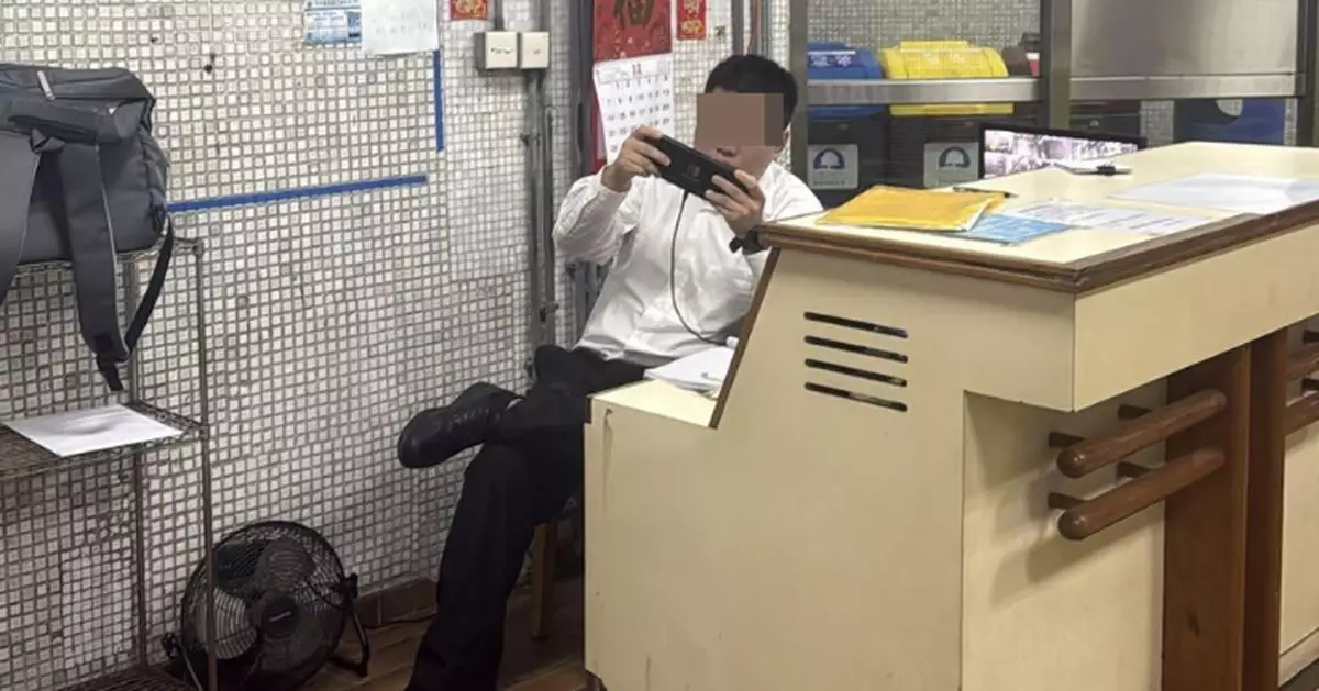網傳李鄭屋邨保安當值玩Switch 網民熱議：打機提神定失職？