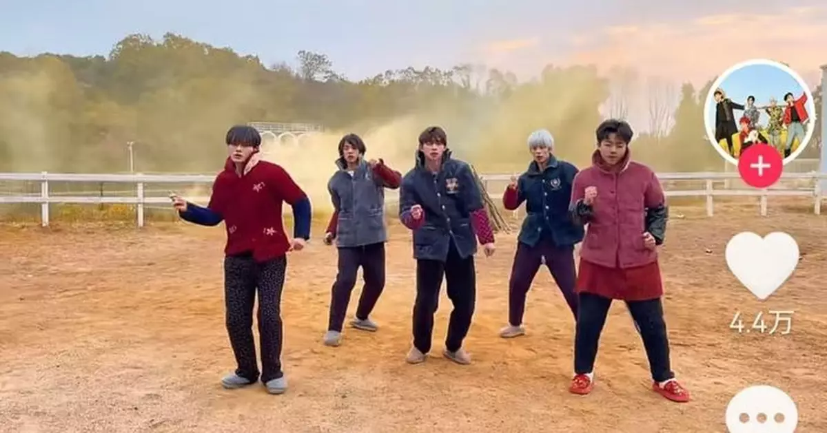 湖南後生仔著棉睡衣田間模仿BIGBANG跳舞土味爆紅 舞姿不佳成員反成亮點