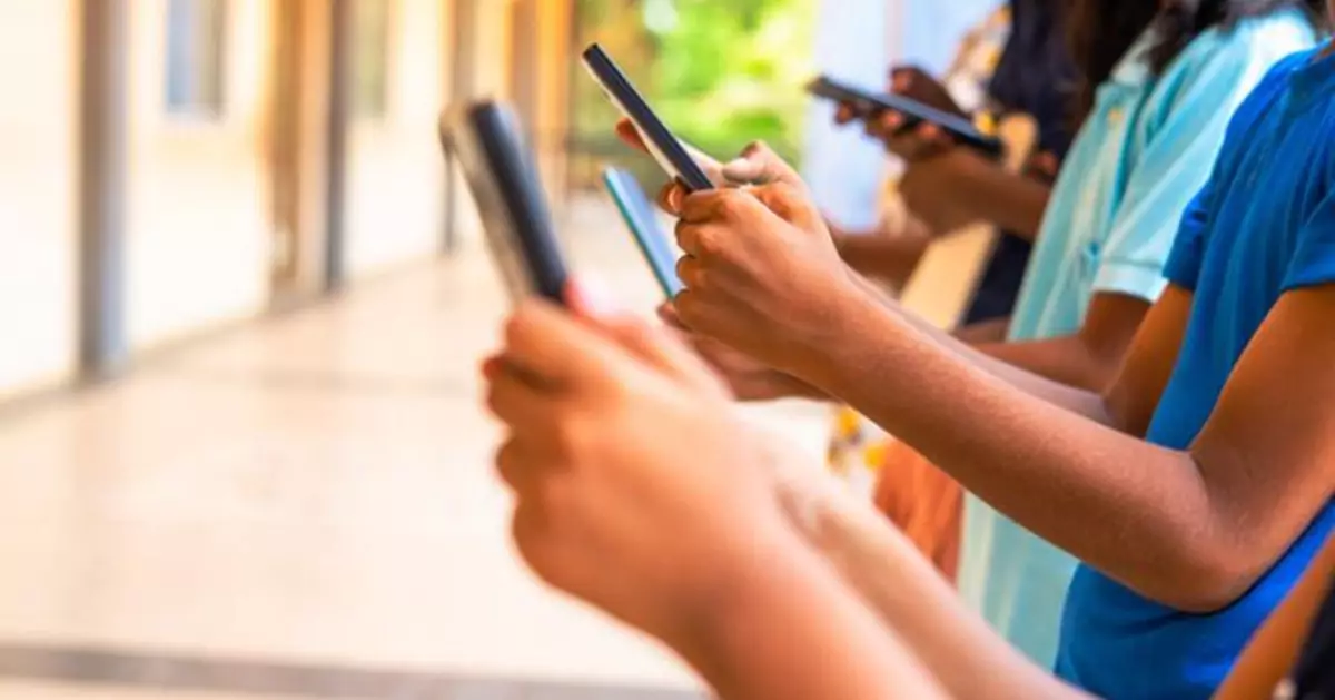 新加坡出重手！明年1月起擴大手機禁令 中學校園「全天禁用手機」