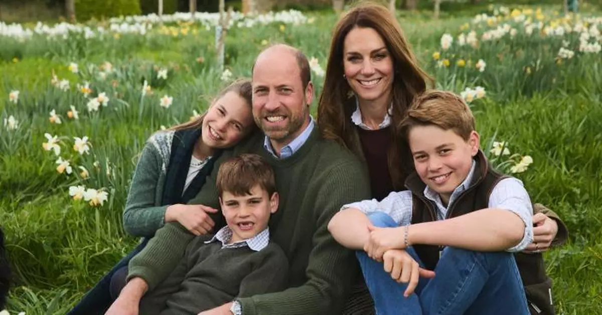 路易王子「甩牙仔」笑容搶鏡！威廉凱特一家聖誕賀卡曝光 春日水仙花叢中全家福溫馨滿溢