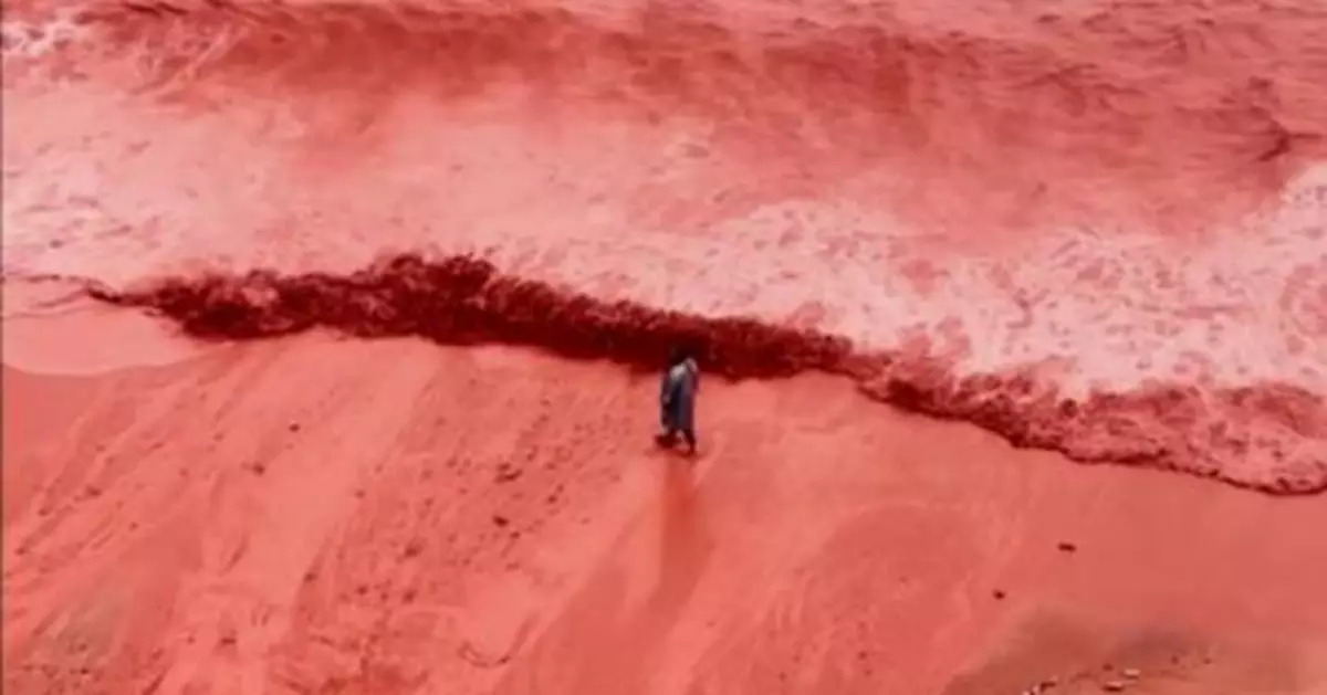 「紅海」再現波斯灣！伊朗荷姆茲島罕見降雨 紅色泥漿染海成奇幻地景