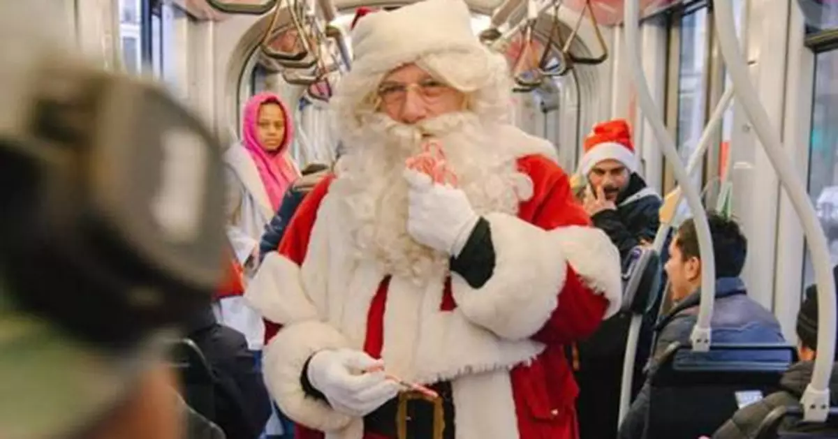 唔坐雪橇改搭電車　布魯塞爾聖誕老人穿梭城市街道傳遞節日溫暖