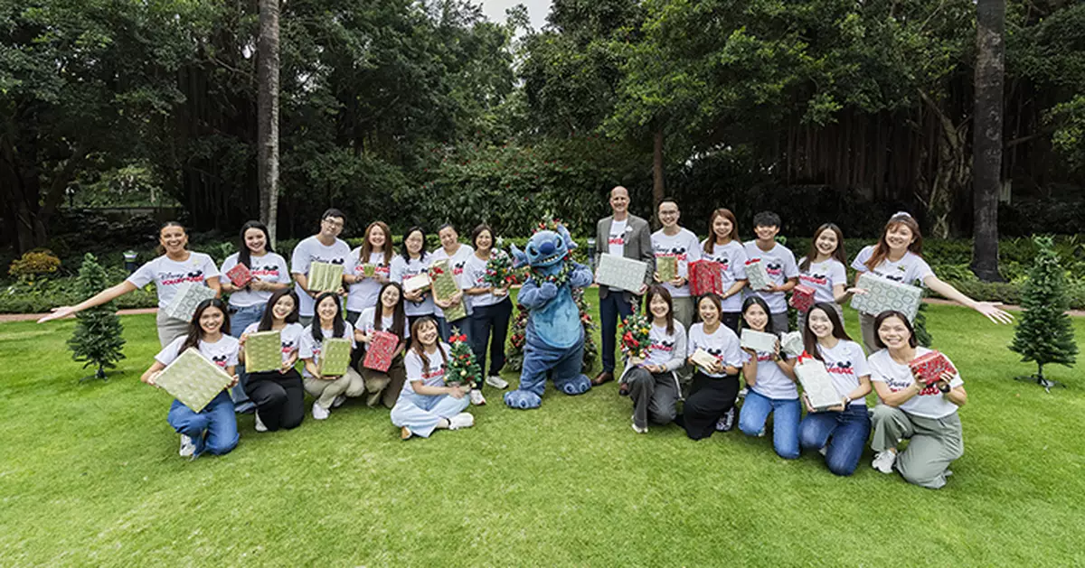 香港迪士尼節日送暖 捐逾萬玩具探訪300學生