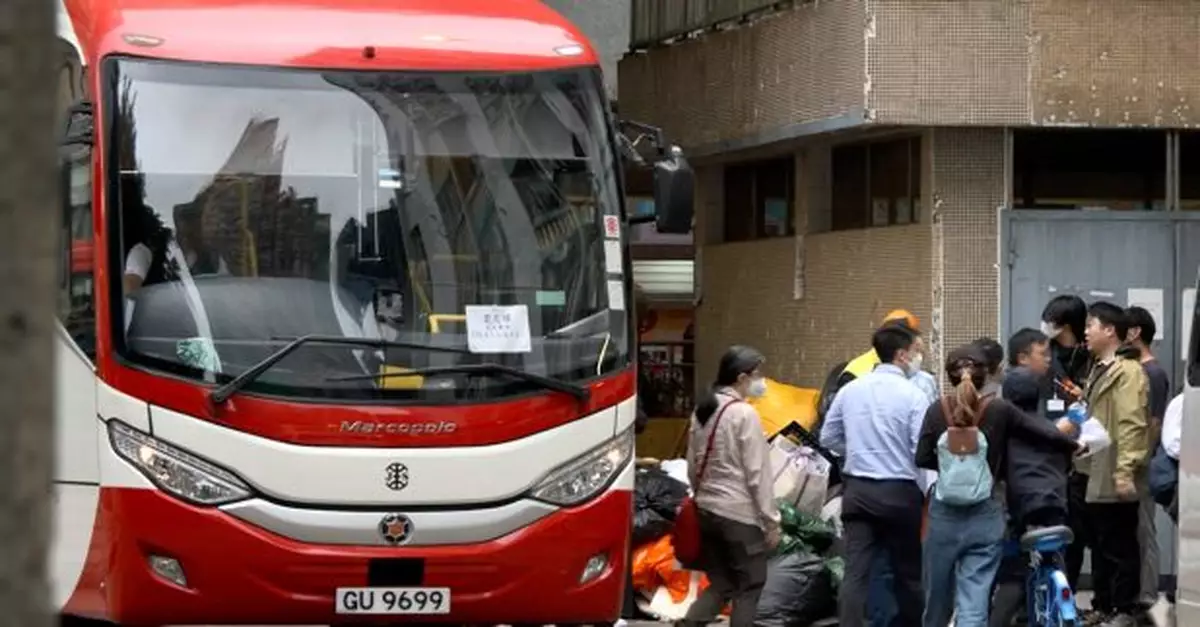 宏福苑五級火｜宏志閣居民今早排隊返回居所一次取個人物品　