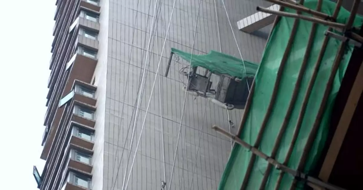 寶翠園高層有吊船傾側　兩名工人被困半空