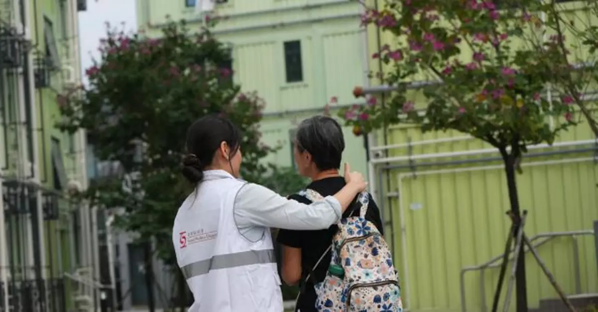 宏福苑五級火｜梁綺莉與社署社工團隊到「樂善村」探訪居民