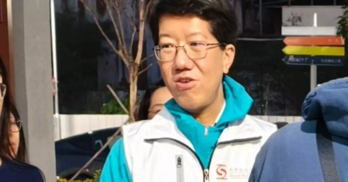 宏福苑五級火｜杜永恒到「博愛江夏圍村」探望災民並送上八達通卡