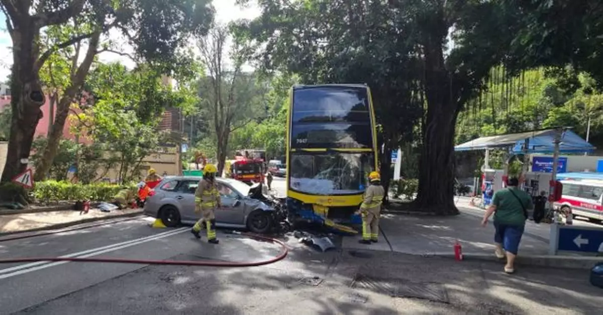 赤柱村道巴士及私家車相撞　司機及乘客共7人受傷送院