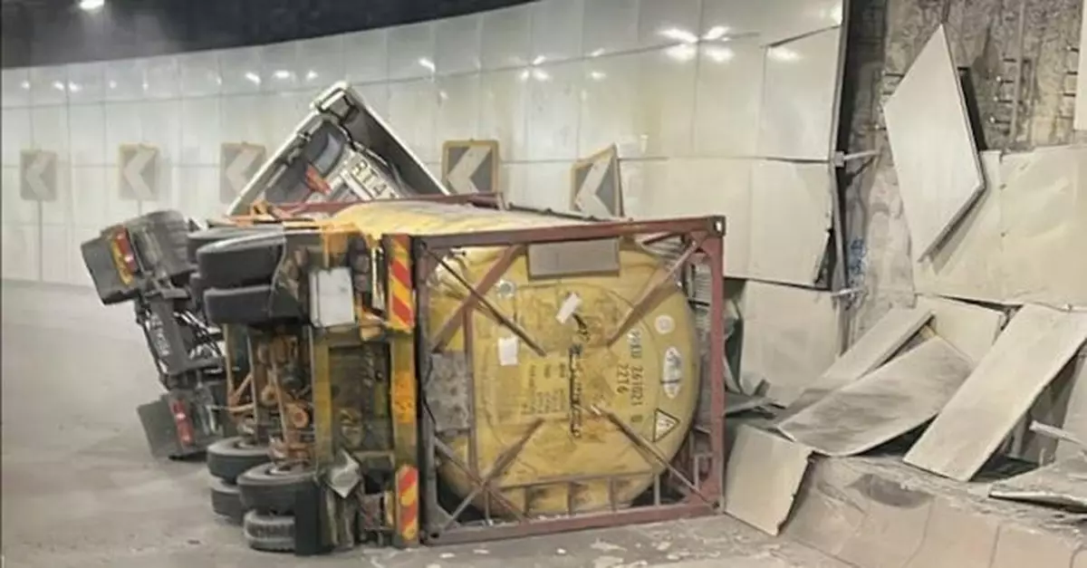 將藍隧道中午有泥頭車翻側　司機受傷送院