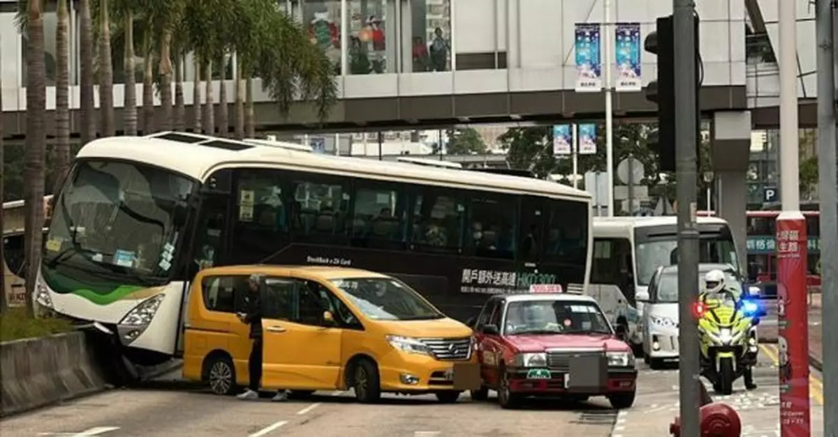荃灣有三車相撞　50歲女子扭傷頸部送院