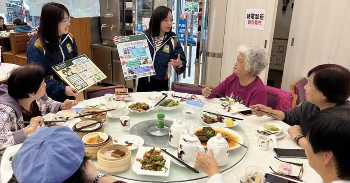 司警局走訪社區茶樓 築牢歲末防罪防線