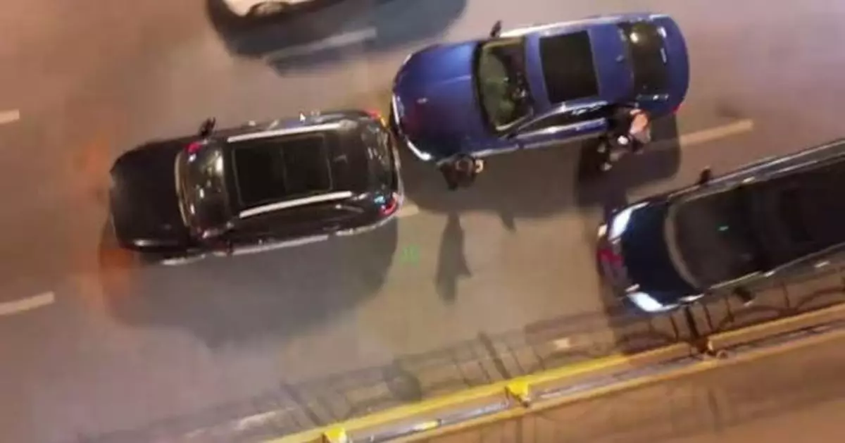 兩私家車主幹道上擦碰致擁堵 武昌交警出動無人機指揮撤離迅速疏通道路