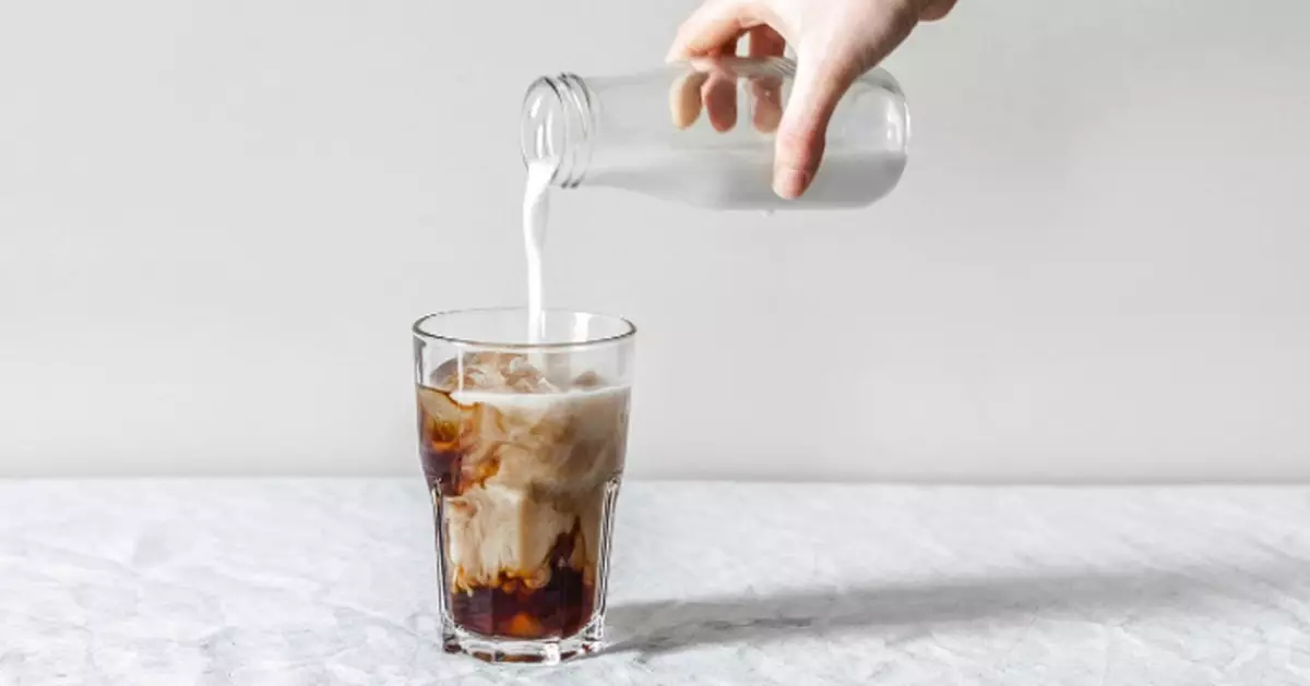 咖啡加奶更健康？丹麥研究指抗炎效果或倍增 專家提醒：飲法與時間同樣關鍵