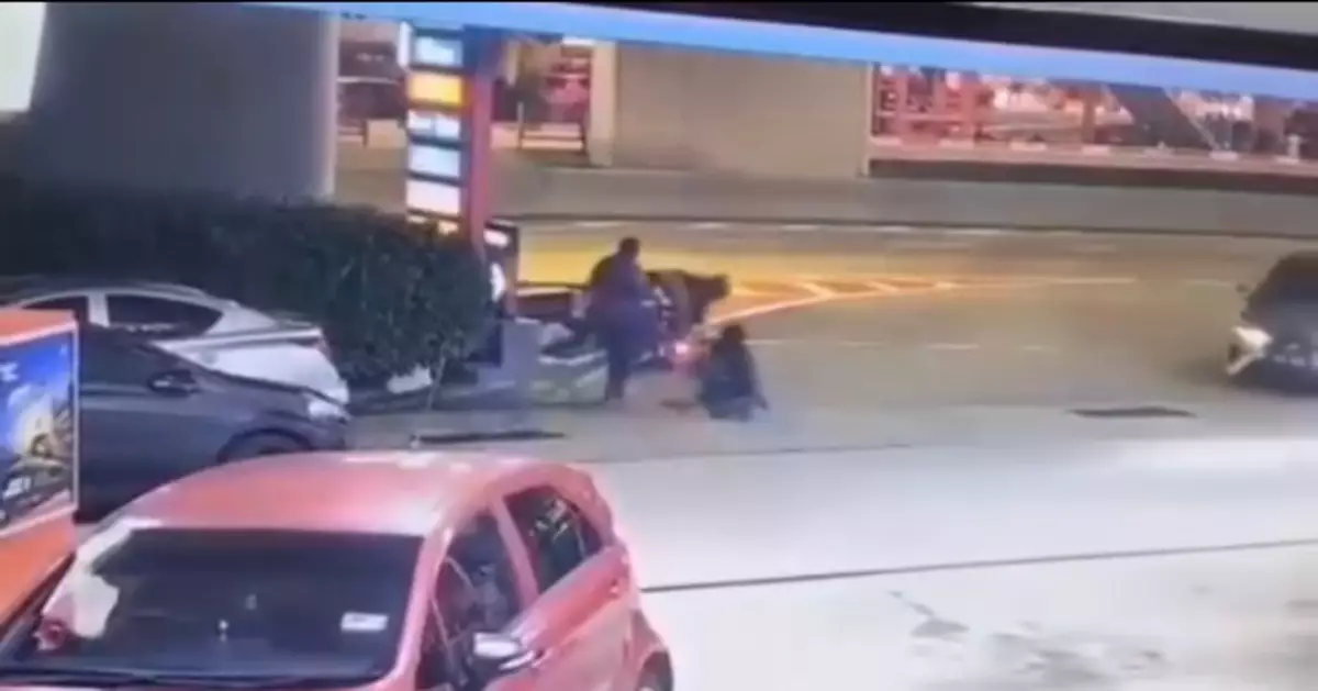 妻加油站遭單車賊搶袋跌倒 大馬男抱孩單手制伏搶匪獲封「最強奶爸」