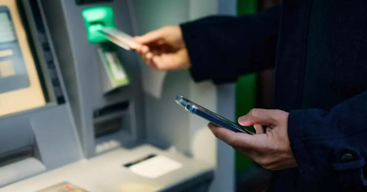 照顧失智翁偷記密碼 新加坡菲籍男看護盜提款卡分8次提走6萬元捱告